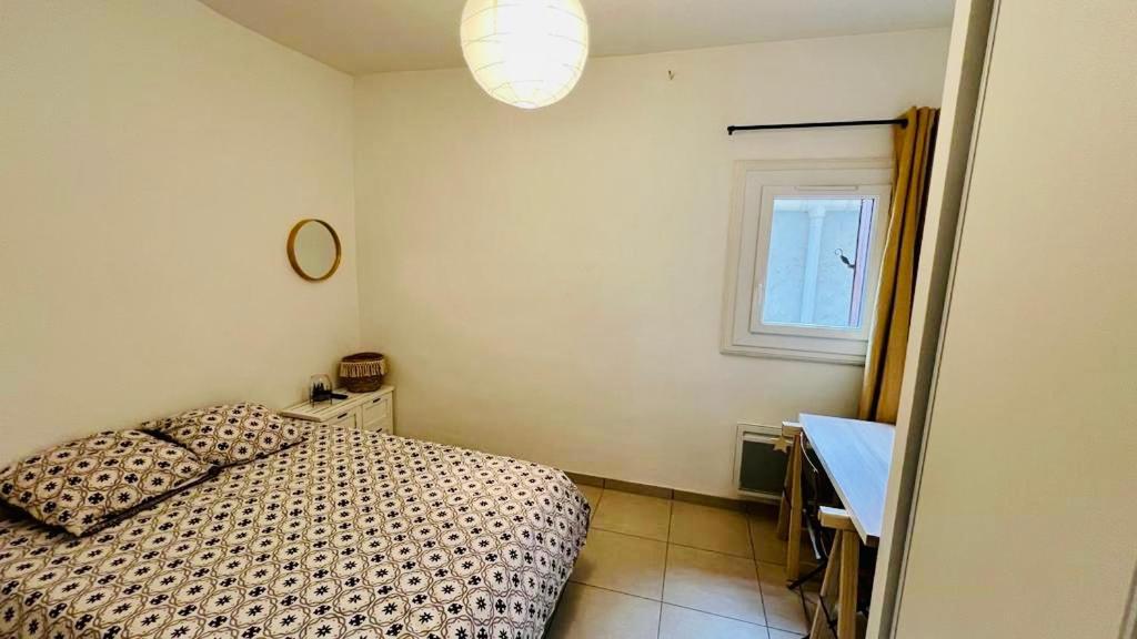 T2 Sete Proche Centre Ville Luaran gambar